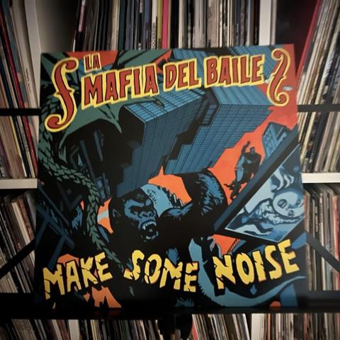 Ein Album-Cover mit dem Titel "Make Some Noise" von La Mafia Del Baile, das eine Grafik im Comic-Stil mit einem großen Gorilla, Wolkenkratzern und leuchtenden Farben zeigt. Der Hintergrund zeigt eine Plattensammlung.