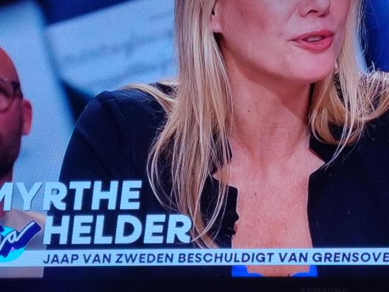 Bij de naam van tafelgast Myrthe Helder staat: "Jaap van Zweden beschuldigt van grensoverschrijdend gedrag" (ipv beschuldigd). 