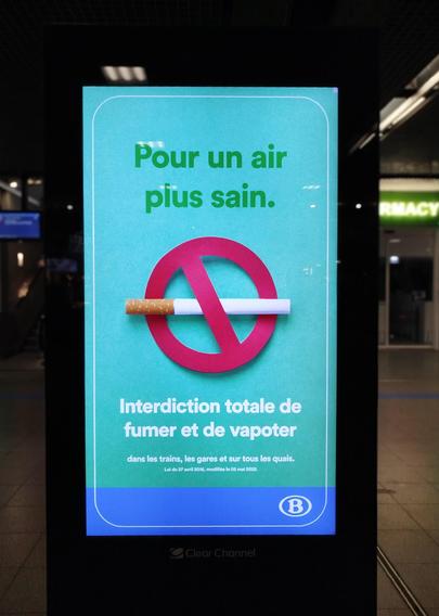 Affiche dans les tons verts et bleus avec le signal d'interdiction de fumer.
Inscription : pour un air plus sain, interdiction totale de fumer et de vapoter.