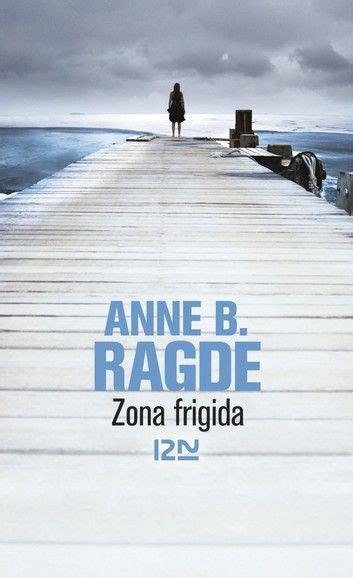couverture du livre avec un long ponton qui est devant nous et au bout une silhouette et encore plus loin de la glace et la mer de chaque coté du ponton. Le nom de l'autrice est en gros en bas et centré Anne B Ragde et le titre est en dessous Zona frigida