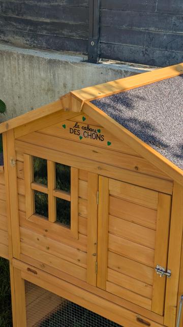 Poulailler en bois que j'ai customisé avec l'enseigne la cabane des chons pour mes cochons d'Inde