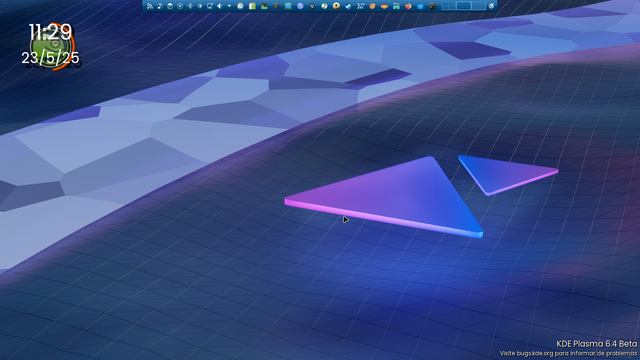 Imagen de un escritorio KDE Plasma 6.4 Beta. El fondo es una superficie azul oscura con textura de malla, sobre la que se superponen formas geométricas abstractas de color azul y morado, con un efecto tridimensional. En la esquina superior izquierda, se muestra un reloj digital que indica la hora y la fecha. En la parte inferior, se indica la versión del sistema operativo y una dirección web para reportar problemas.