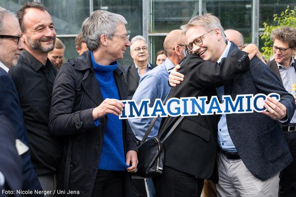 Mitglieder der Universität Jena feiern den Erfolg der Exzellenzcluster-Initiative „Imaginamics“.