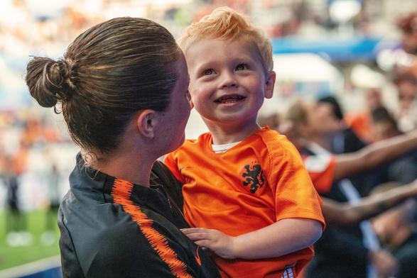 Captain #Spitse and son after the winning match.
'
#oranje #photograpĥy #dutch #football 