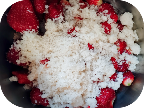 Fraises et sucre dans la casserole.
