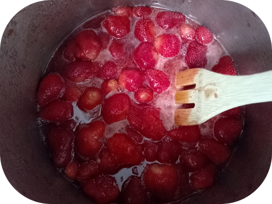 Étape de la cuisson de la confiture.