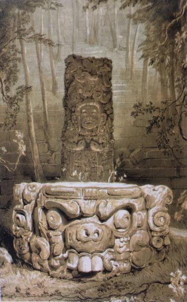 Altar de piedra con cara monstruosa tallada. Detrás hay una estela, más estrecha y alta, con una persona tallada.
