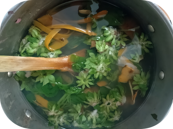 Épluchures diverses en train de cuire dans une grande casserole.