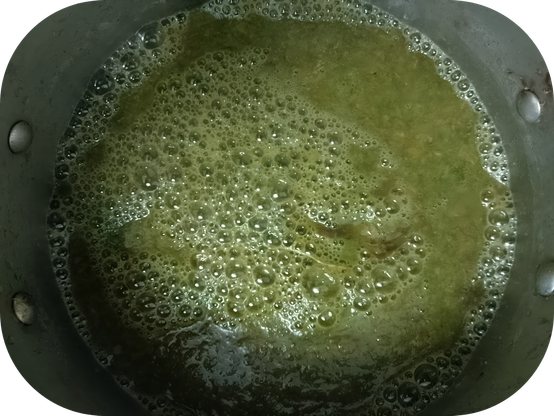 Les épluchures ont été moulinées à l'aide d'un mixer plongeant.