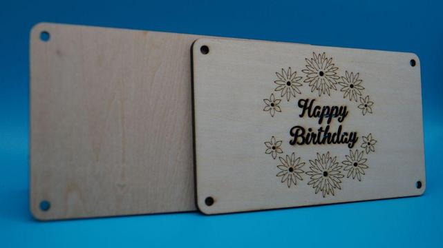 Zweiteilige Holzkarte mit gelasertem „Happy Birthday“-Schriftzug und Blumenmuster, offen dargestellt zur Vorbereitung als Geldgeschenk.