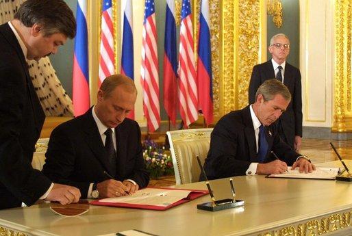 Präsident Bush und der russische Präsident Putin unterzeichnen am 24.05.2002 den Atomwaffenvertrag (SORT)
Autor: White House photo - whitehouse.gov
Lizenz: Public domain