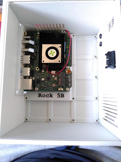 Skříň pro jednodeskový počítač inspirovaná érou intel 80386, vnitřek s umístěným počítačem Radxa Rock 5B