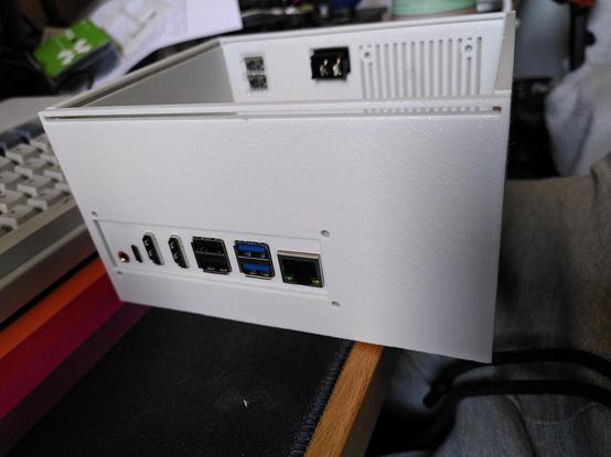 Skříň pro jednodeskový počítač inspirovaná érou intel 80386, pohled na zadní stranu s IO porty