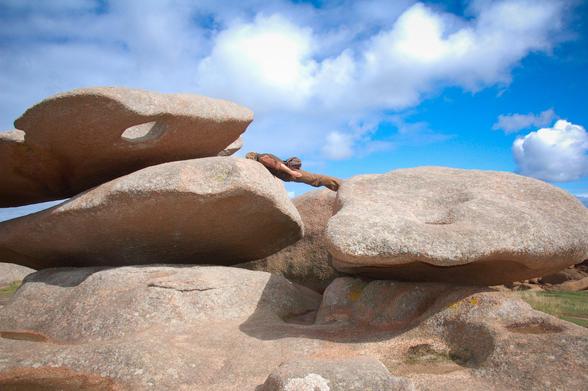 Planking über zwei hohe Felsen in der Bretagne. 