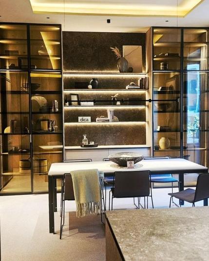 Espacio de diseño moderno con mesa y 2 sillas en Casa Decor 2025