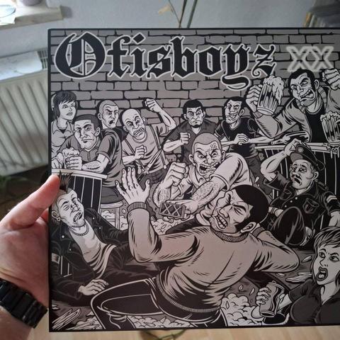 Ein Albumcover, das eine chaotische Szene mit Cartoon-Figuren in einer Bar oder Kneipe zeigt. Die Figuren scheinen in verschiedene Aktivitäten verwickelt zu sein, einige sehen konfrontativ aus, während andere schockiert oder amüsiert wirken. Der Stil ist kühn und monochrom.