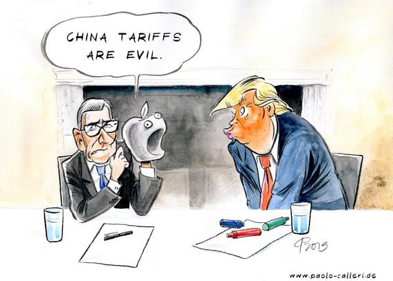Karikatur aus dem Jahr 2019. Apple Chef Tim Cook und Donald Trump sitzen an einem Tisch. Trump lauscht gespannt einer Handpuppe, die Cook bedient. Die graue Handpuppe hat die Form eines Apfels. Tim Cook lässt die handpuppe sagen: China tariffs are evil.