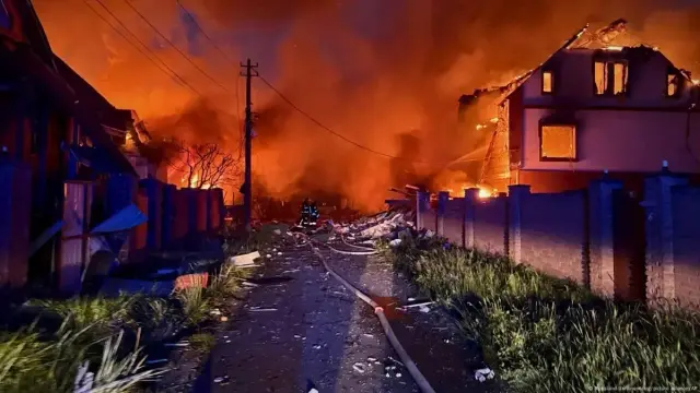 Nach einer russischen Attacke nahe Kyjiw stehen mehrere Wohnhäuser in Flammen
Bild: Russland-Ukraine-Krieg/picture alliance/AP