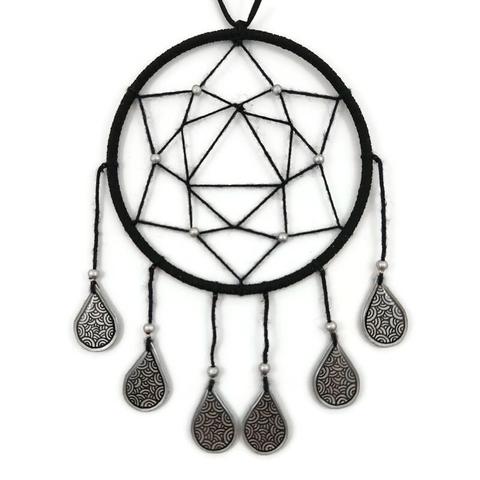 Attrape-rêve noir aux perles en forme de gouttes argentées.
Les perles sont réalisées en CD recyclé, découpées et peintes à la main, puis recouvertes de résine époxy.