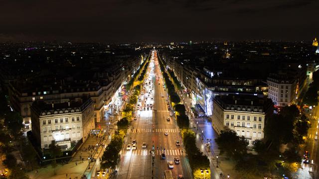 Champs Elysee bei Nacht vom Arc de Triomphe. Blick Richtung Place de la Concorde