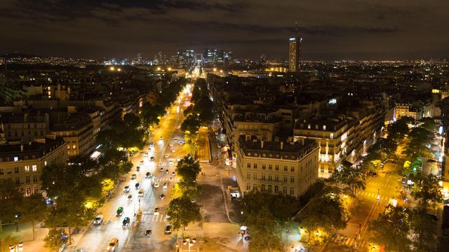 Champs Elysee bei Nacht vom Arc de Triomphe. Blick Richtung Grande Arche