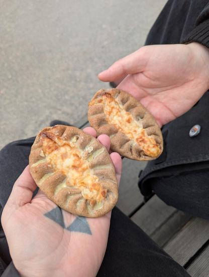 Zwei karelische Piroggen: der Teig wird am Rand in Wellen gefaltet und so erhält das totale Gebäckstück seine typische Form.