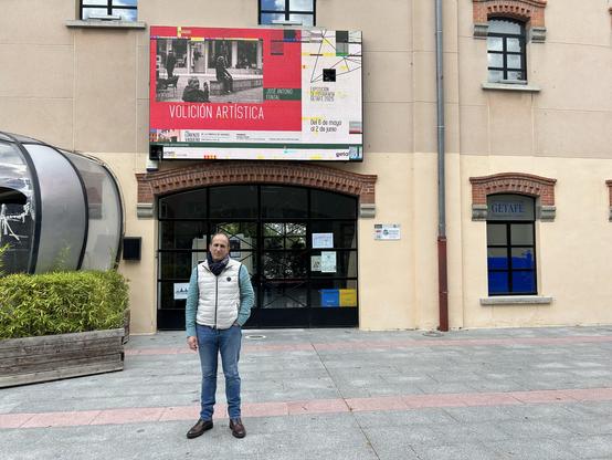 Creatiz y artista J. Antonio Fontal Álvarez en la sala de exposiciones "Lorenzo Vaquero" de Getafe en Madrid.