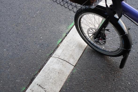 Einzelne Bremsschwelle im Vergleich zu 20" Laufrad.