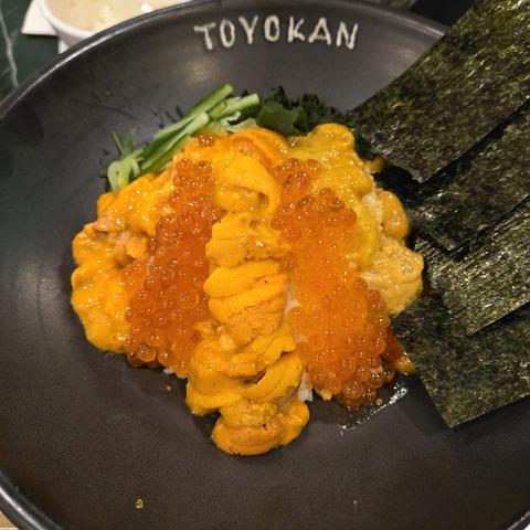 Three kinds of uni on rice with salmon roe and crispy seaweed