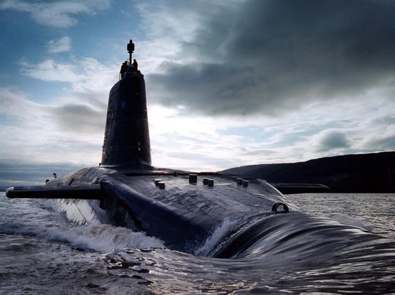 HMS Victorious, eines von vier U-Booten der Royal Navy mit ballistischen Raketen der Vanguard-Klasse, verlässt HMNB Clyde
Quelle: LA(phot) Mez Merrill/MOD
Lizenz: OGL v1.0