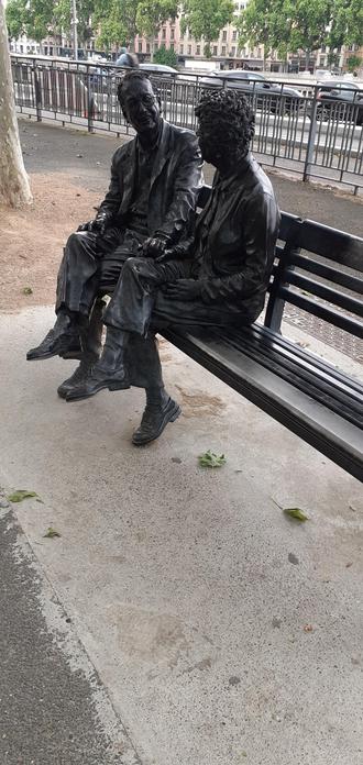 Une sculpture de deux personnages Lyonnais, le long du Marché de la Création 