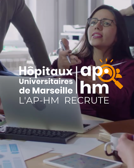 Une femme portant des lunettes participe activement à une réunion autour d’un bureau avec un ordinateur portable. Au premier plan, un clavier et une tasse. Le logo "AP-HM recrute" est superposé en blanc et orange.