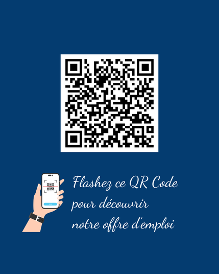 QR code centré sur fond bleu avec l’illustration d’une main tenant un smartphone qui scanne le code. Texte : « Flashez ce QR Code pour découvrir notre offre d’emploi ».