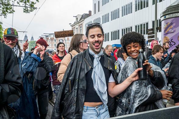 AMSTERDAM - 15.000 mensen #DeStraatOp is een initiatief vanuit de queergemeenschap, maar op de Dam blijkt het protest breed te worden gedragen. #Milieudefensie en #Greenpeace zijn aanwezig, net als een Friese delegatie Anti Fascistische Aktie en #XR  #verzet #queer