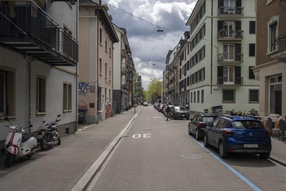 Photo from the article: Weststrasse after, a 30 km/h zone with one lane and parking spots, and no traffic. Average rent increase 2000-2024: +97%.