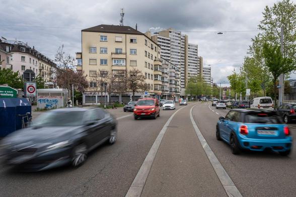 Photo from the article: Seebahnstrasse, a 2x2-lane road with a lot of traffic, where no traffic-calming measures were implemented, used for A/B testing. Average rent increase 2000-2024: +76%.