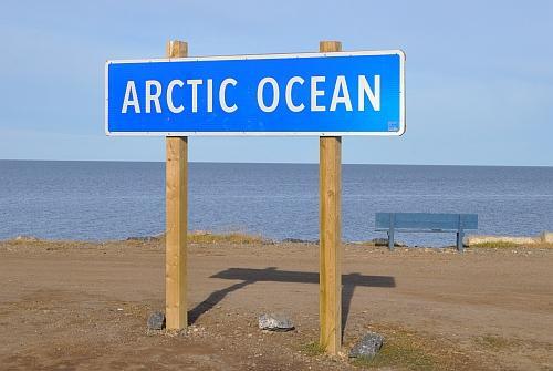 Das Foto zeigt einen Blick auf das Polarmeeer (mit dem Schild: "Arctic Ocean") vor Tuktoyaktuk, nahe des Mackenzie Deltas. 