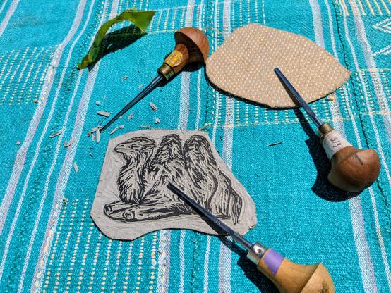 linogravure de chameau avec gouges