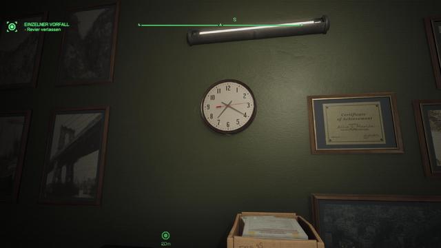 Ein Series X Screenshot aus dem Spiel RoboCop. Das Bild zeigt eine analoge Uhr an der Wand der Polizeistation, die zur Zeit des Screenshots zwanzig nach sieben anzeigt. Tatsächlich war es auch 19:20.