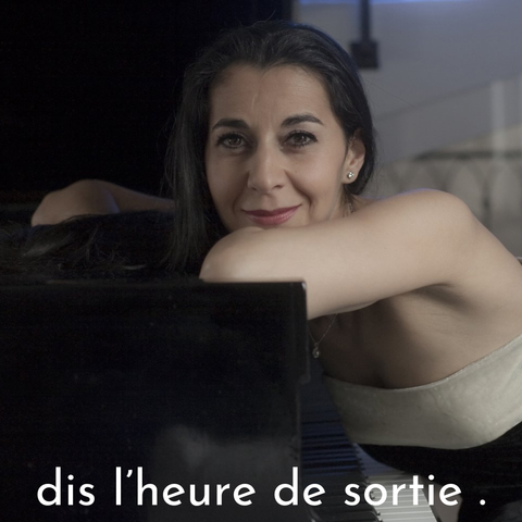 Portrait de la soprano Chantal Perraud accoudée à son piano