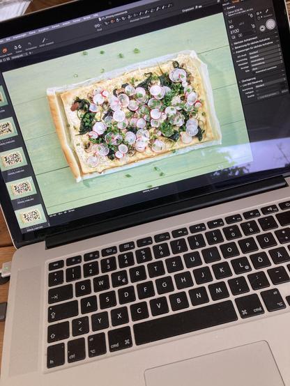 Ein Blick auf einen Bildschirm von einem Macbook auf dem ein Flammkuchen zu sehen ist. 