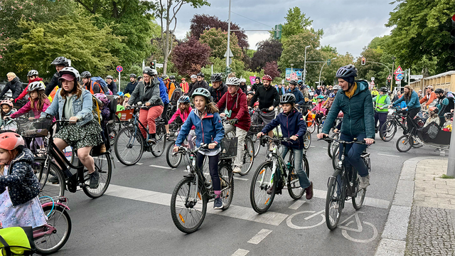 Foto von einer Kidical Mass im Mai 2025: viele Kinder und Erwachsene bei einer Fahrraddemonstration.