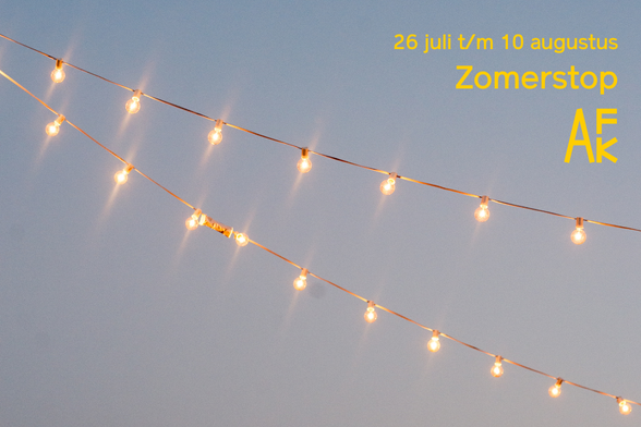 Foto met een lichtsnoer buiten met daaroverheen gele letters en het AFK logo: Zomerstop 26 juli t/m 10 augustus