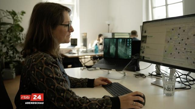Das Bild zeigt Carolin am Laptop. Sie zeigt das Kiezradar.