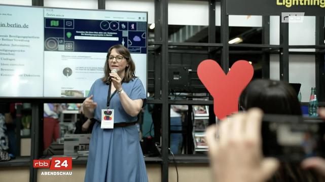 Das Bild zeigt Carolin bei ihrem Vortrag auf der re:publica