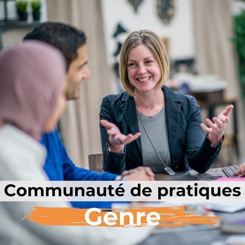 Trois adultes assis ensemble  autour d'une table parlent et sourient