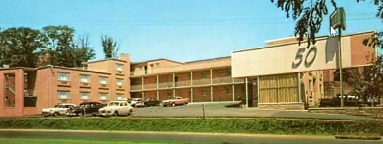 The 2-story motel in its heyday, with no obvious difference from other motels built in the 1950s.