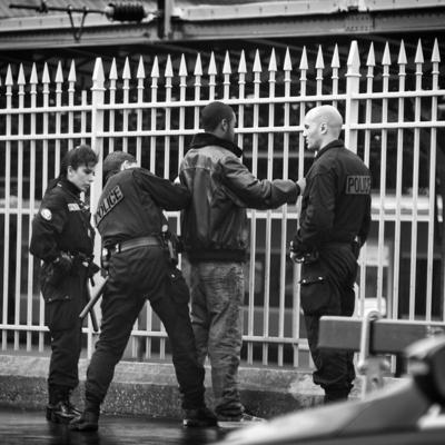 Un individu est contrôlé par des policiers. 