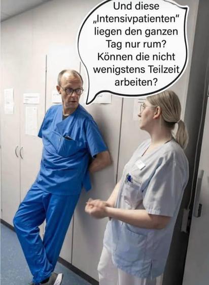 Foto von Merz in blauen Klinikklamotten im Gespräch mit einer Klinikmitarbeiterin. In einer Sprechblase fragt Merz: 'Und diese "Intensivpatienten" liegen den ganzen Tag nur rum? Können die nicht wenigstens Teilzeit arbeiten?'
