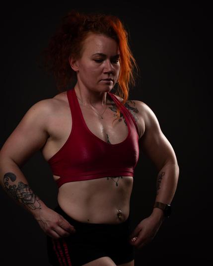 Fitness model posing. Sport outfit. Muscle women posing in photoshoot. Valokuvaaja Lappeenranta Kuvaajankulma